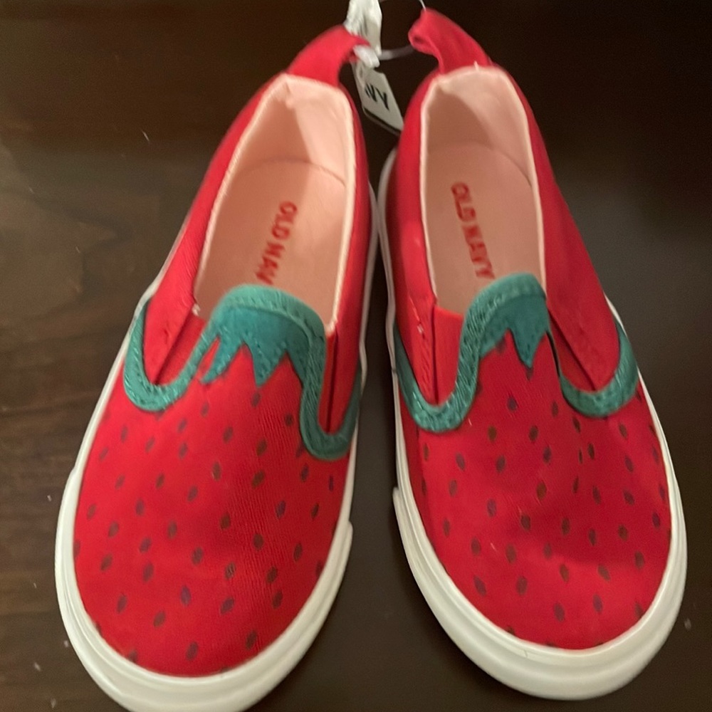 NWT old navy toddler size 6 strawberry slip on shoes.